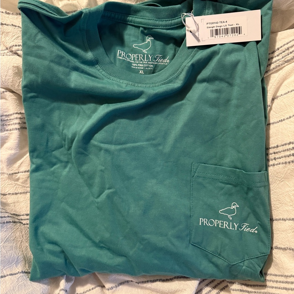 NWT Properly Tied Christmas Winter Holiday Tshirt with Dogs - Picture 3 of 3